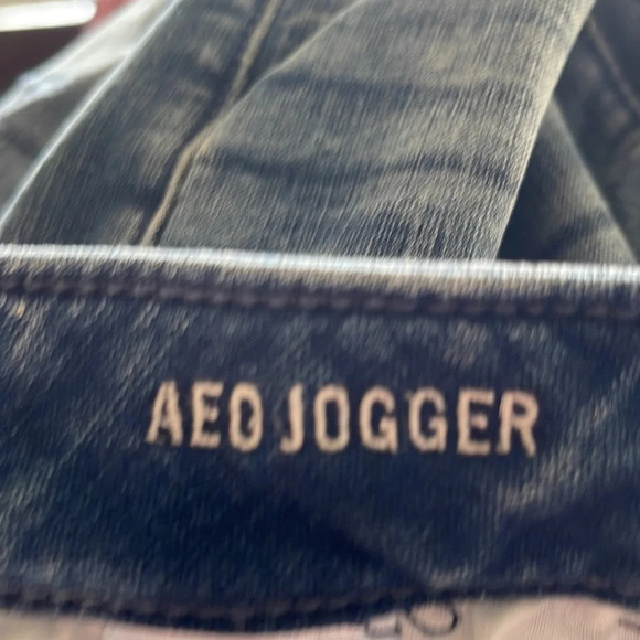 AMERICAN EAGLE Super Stretch Jogger Jeans Blue Medium Wash *As Is* Size 4 - Picture 8 of 13